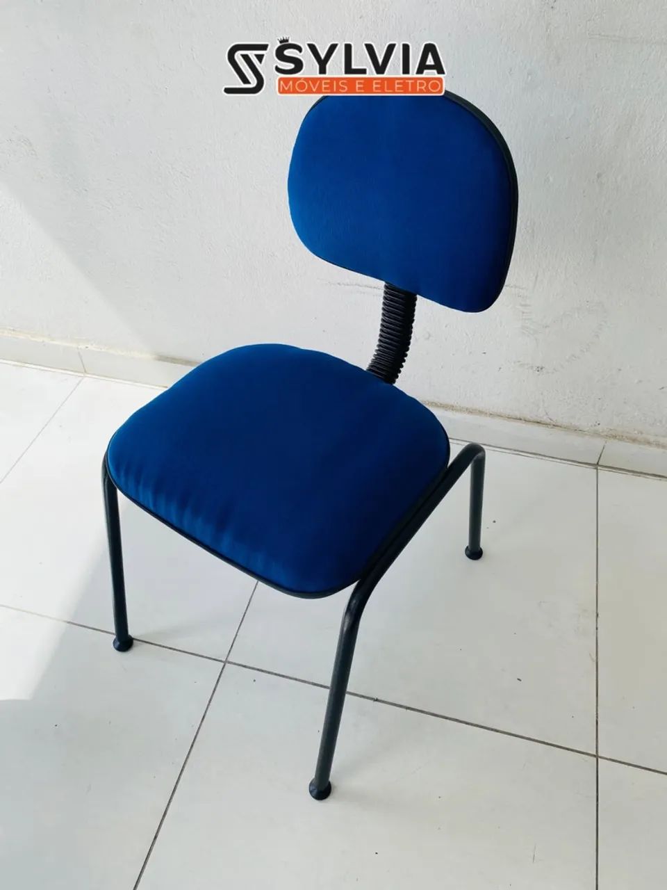 Cadeira acolchoada azul  - Foto 4