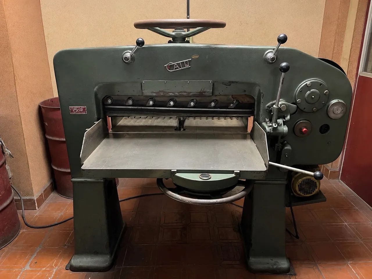 Guilhotina Catu s-80 semi automática único dono 