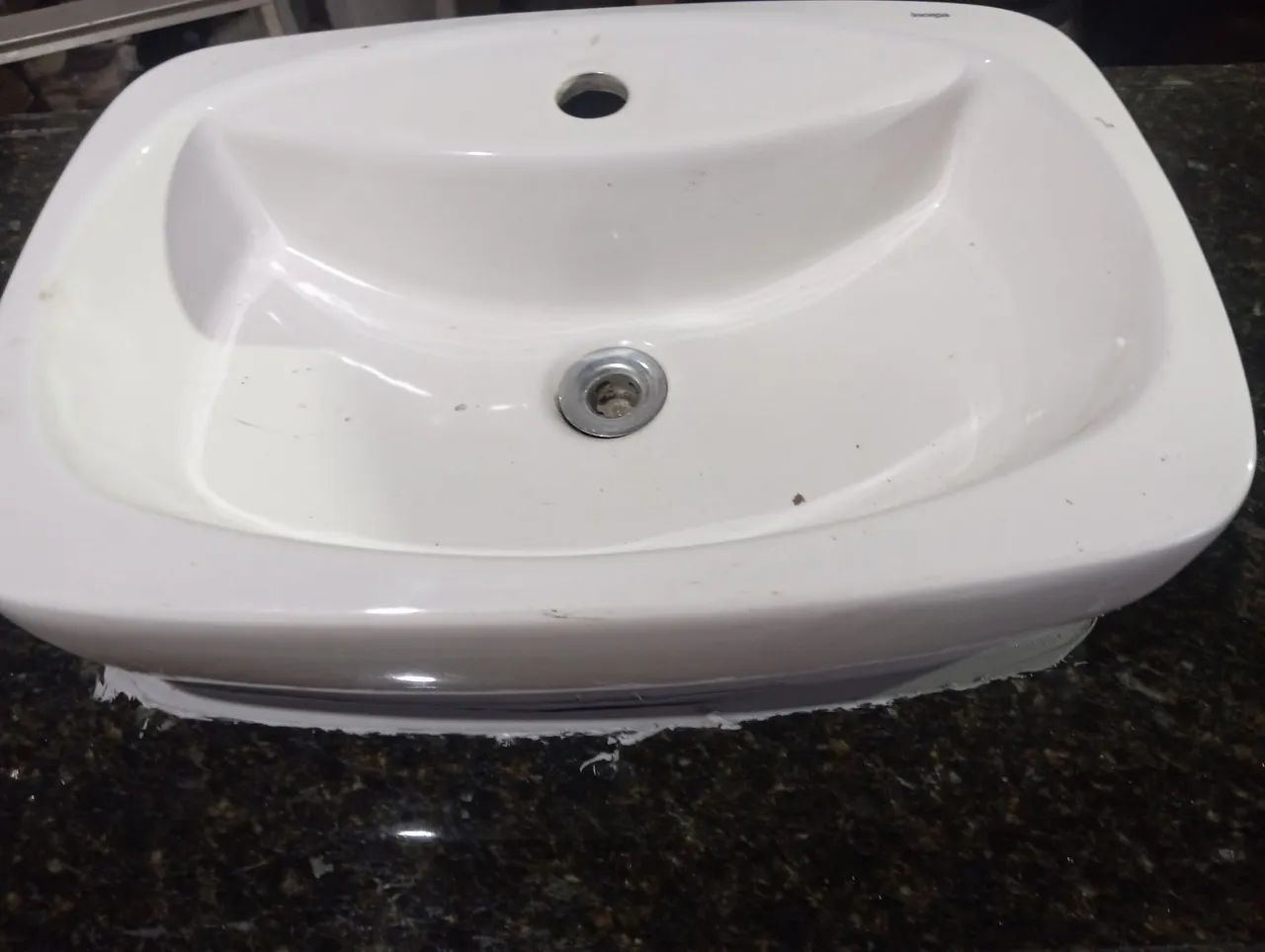 Vendo uma pia de banheiro de mármore 