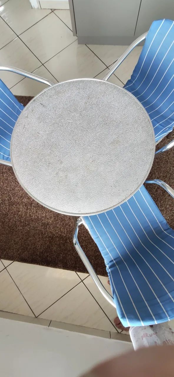 CONJUNTO DE MESA COM 4 CADEIRAS! - Foto 2