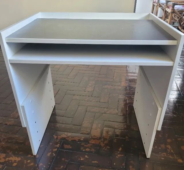 Mesa infantil com regulagem de altura