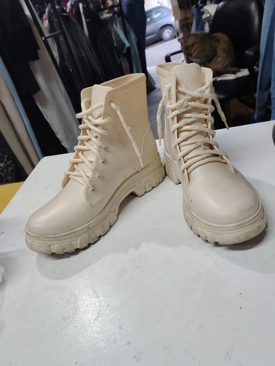 Bota de borracha estilo galocha com creme n33/34  - Foto 3
