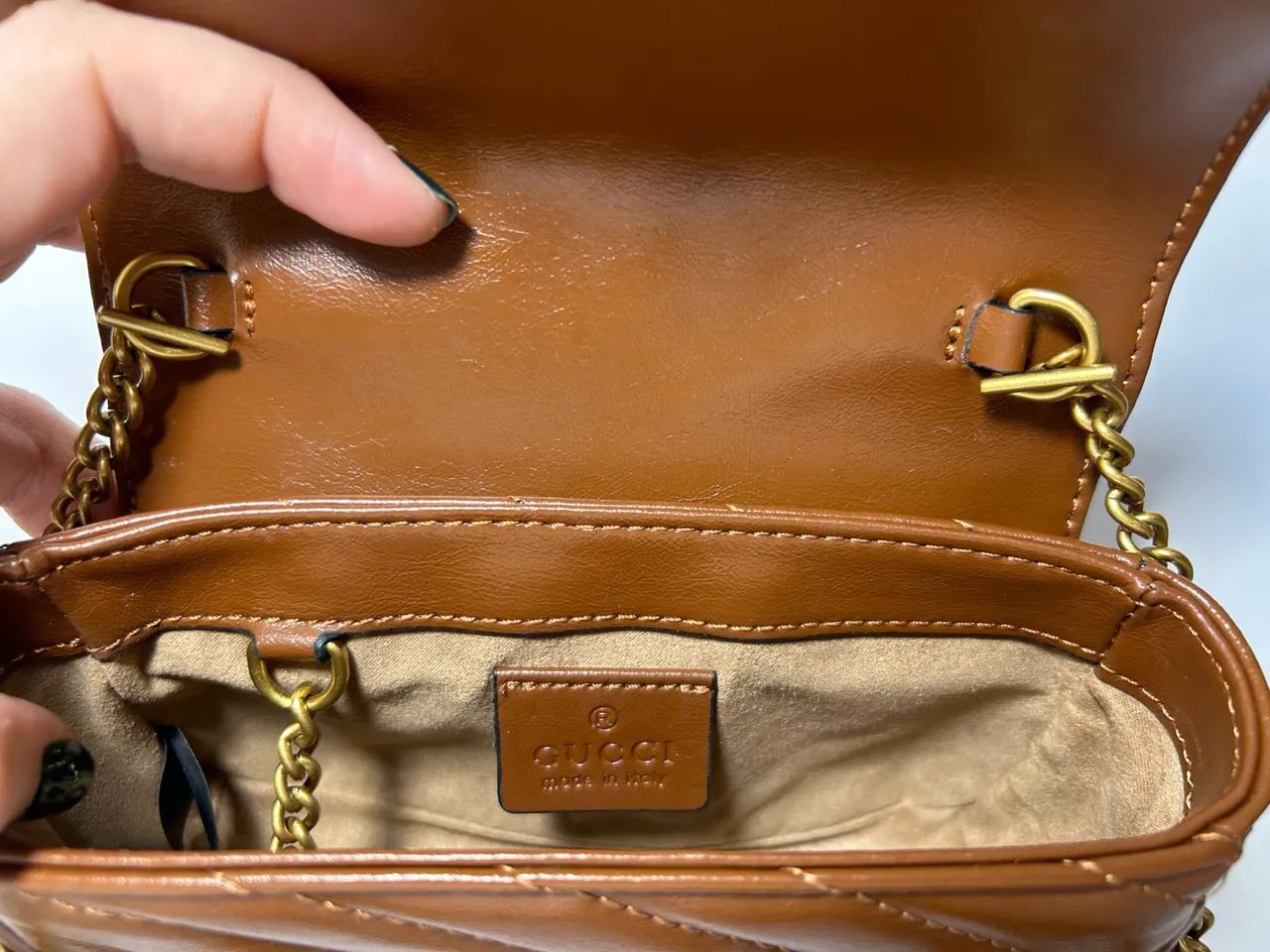 Bolsa Gucci GG Marmont Super Mini em Couro - Marrom - Foto 4