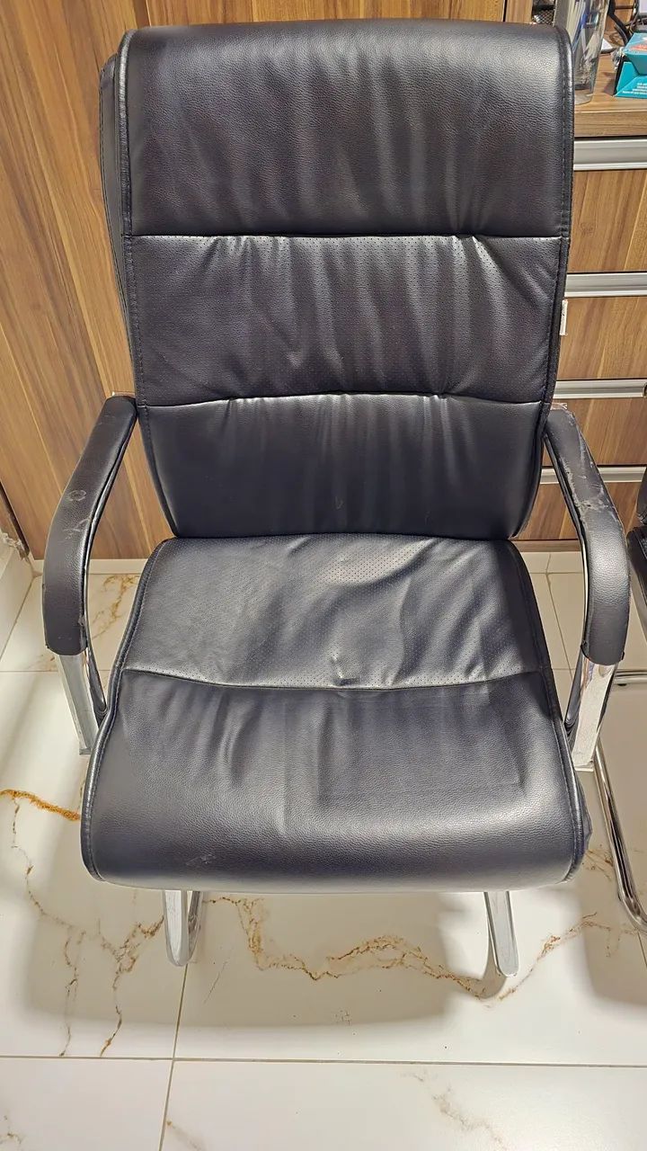 CADEIRAS DE ESCRITÓRIO DIRETOR - COURO SINTÉTICO E BASE CROMADA  - Foto 3