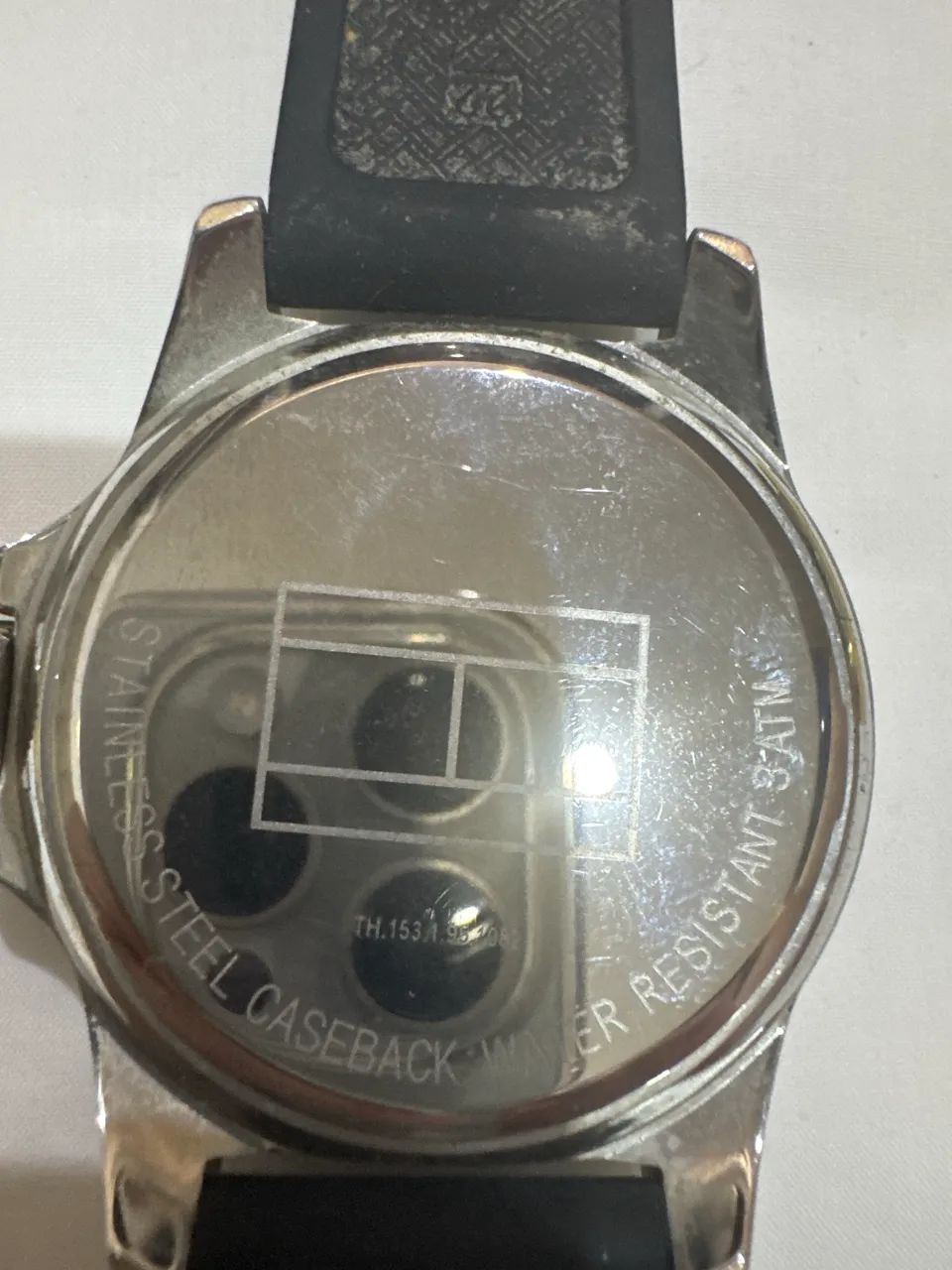 Relógio Tommy Hilfiger e com pulseira preta e cor vermelha 5 atm  - Foto 3