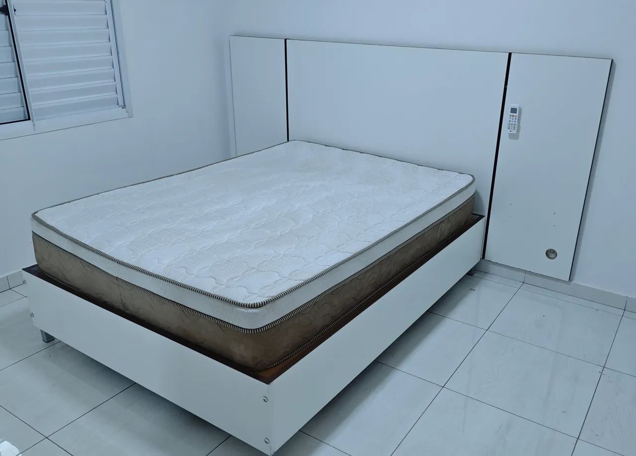 Cama, colchão e painel