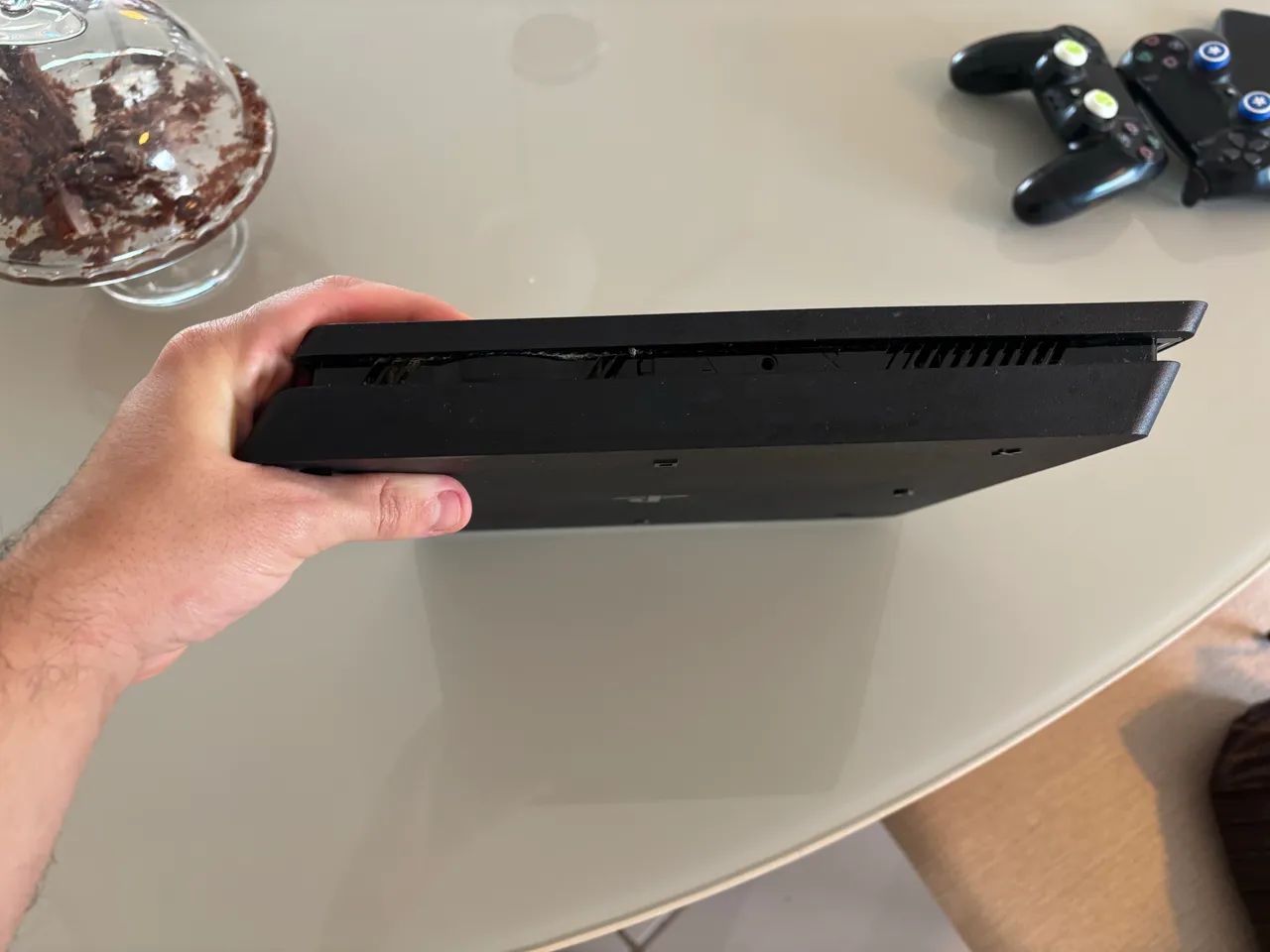 Playstation 4 com 2 controles e 8 jogos - Foto 3