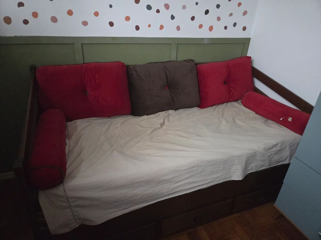 SOFÁ CAMA INGLESA SOLTEIRO MADEIRA MACIÇA  - Foto 4