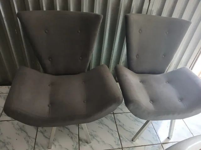 Duas poltronas cadeira estofada cinza