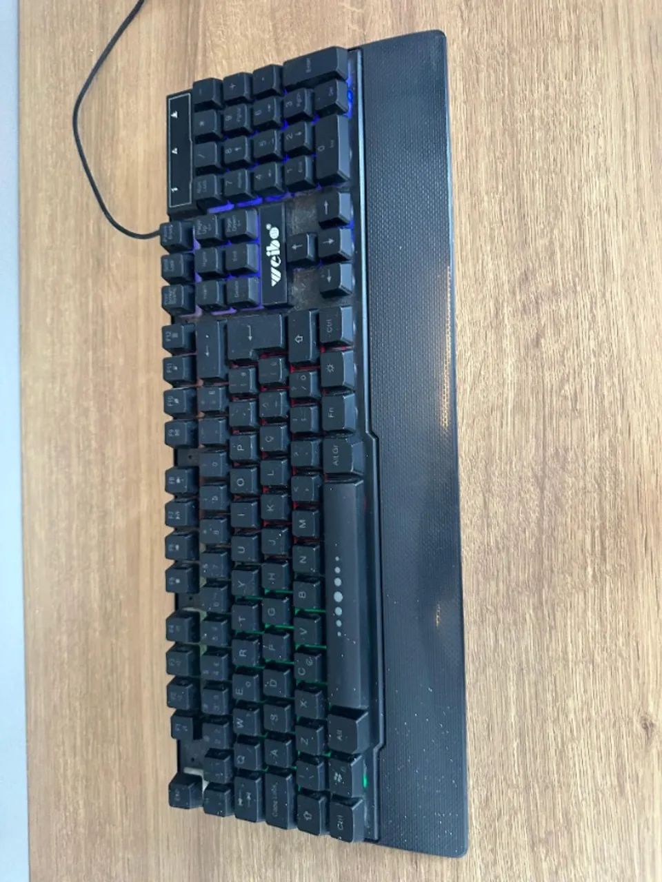 Teclado Gamer USB com LED RGB e apoio de punho