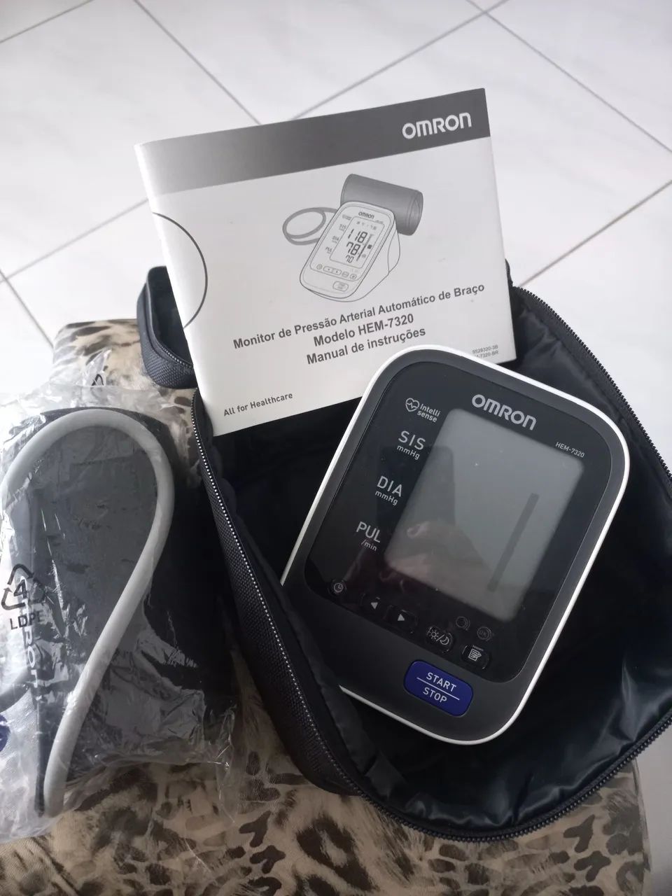 Omron Monitor de Pressão Arterial Automático de Braço HEM-7320