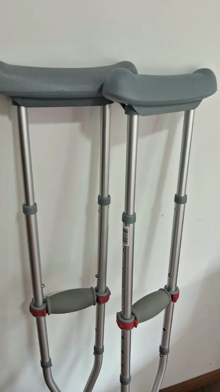 Muletas e Bota Ortopédica