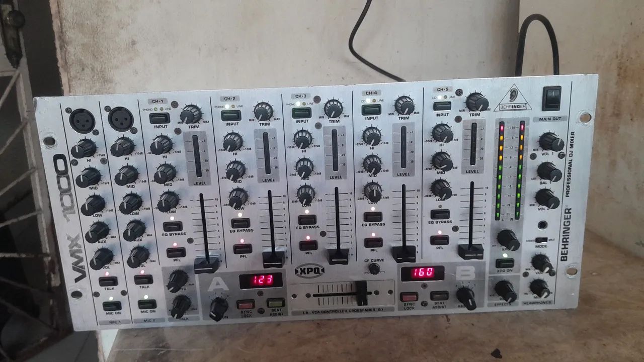 Mixador Behringer VMX1000 - Foto 3
