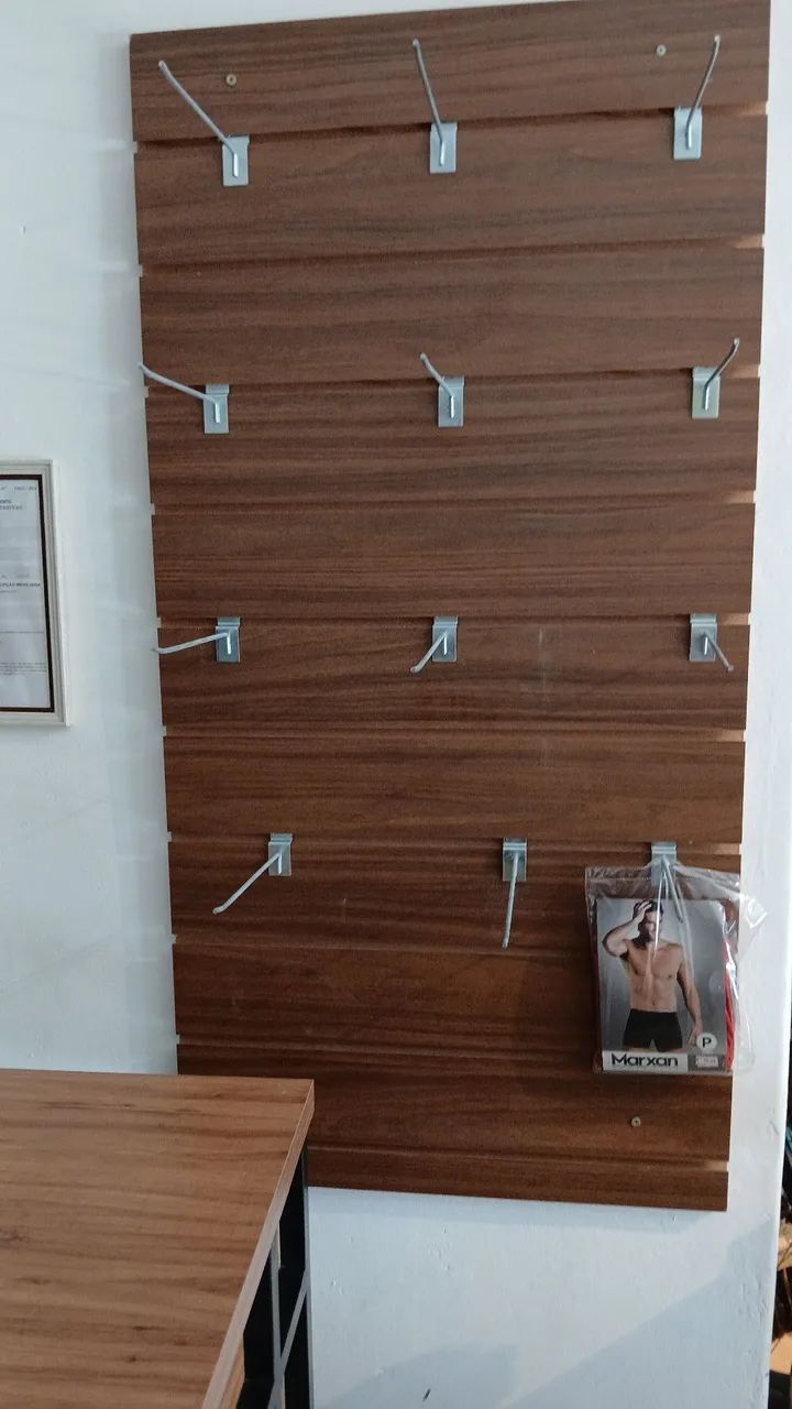 Expositor canaletado com ganchos 