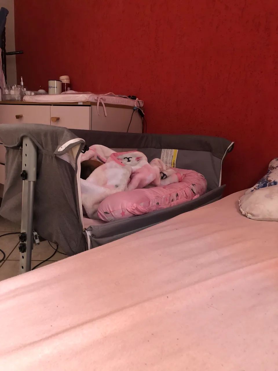 Berço Moisés Kababy acopla na cama cinza - Foto 4