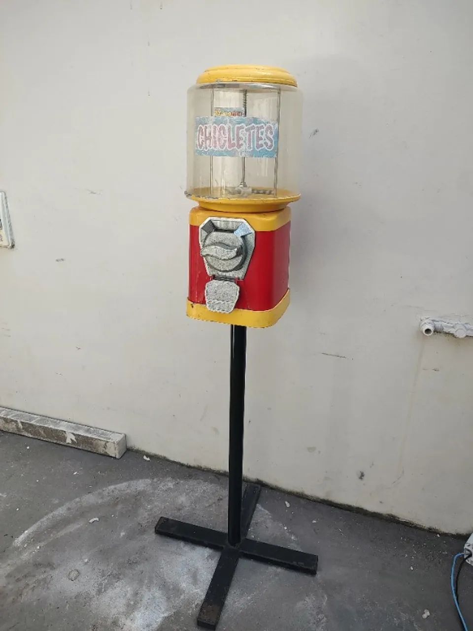 Máquina de Bolinhas C/ pedestal. Vending Machine.  