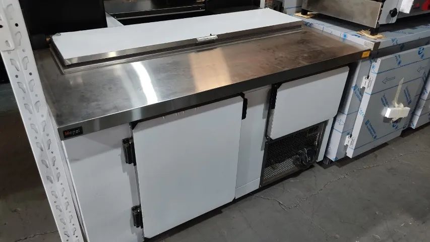Balcão de serviço 1,50m com porta condimentos no tampo 