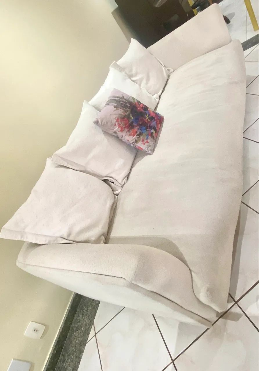 Sofá 4 Lugares, com 2,20m de largura, na cor bege/off-white