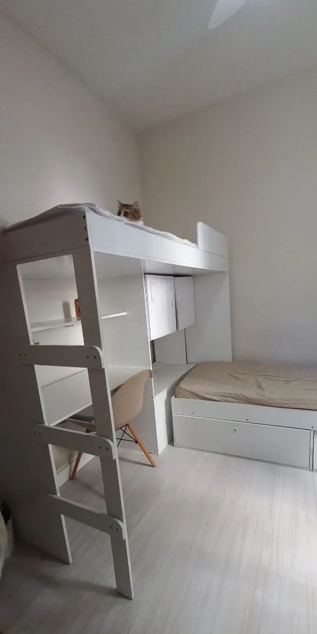 Beliche com cama auxiliar, escrivaninha integrada. 