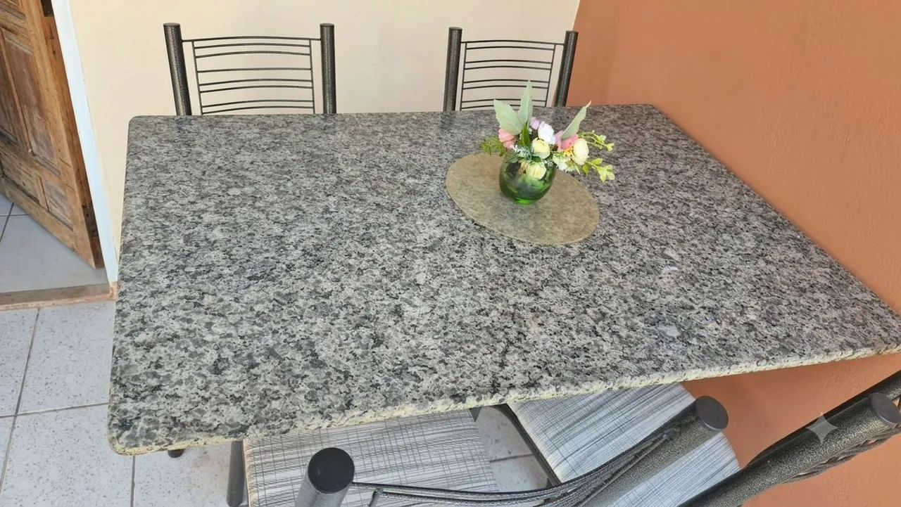 Mesa de Granito com 4 Cadeiras em Aço - Ótimo Estado! - Foto 2