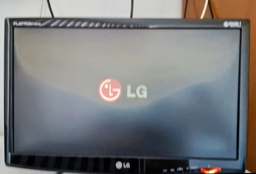 Monitor 20" LG Funcionando (Detalhe na tela) + Cabos - Foto 4