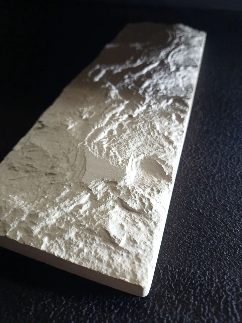 Travertino Rockface Branco Premium / Revestimento tipo pedra e mármore para fachadas