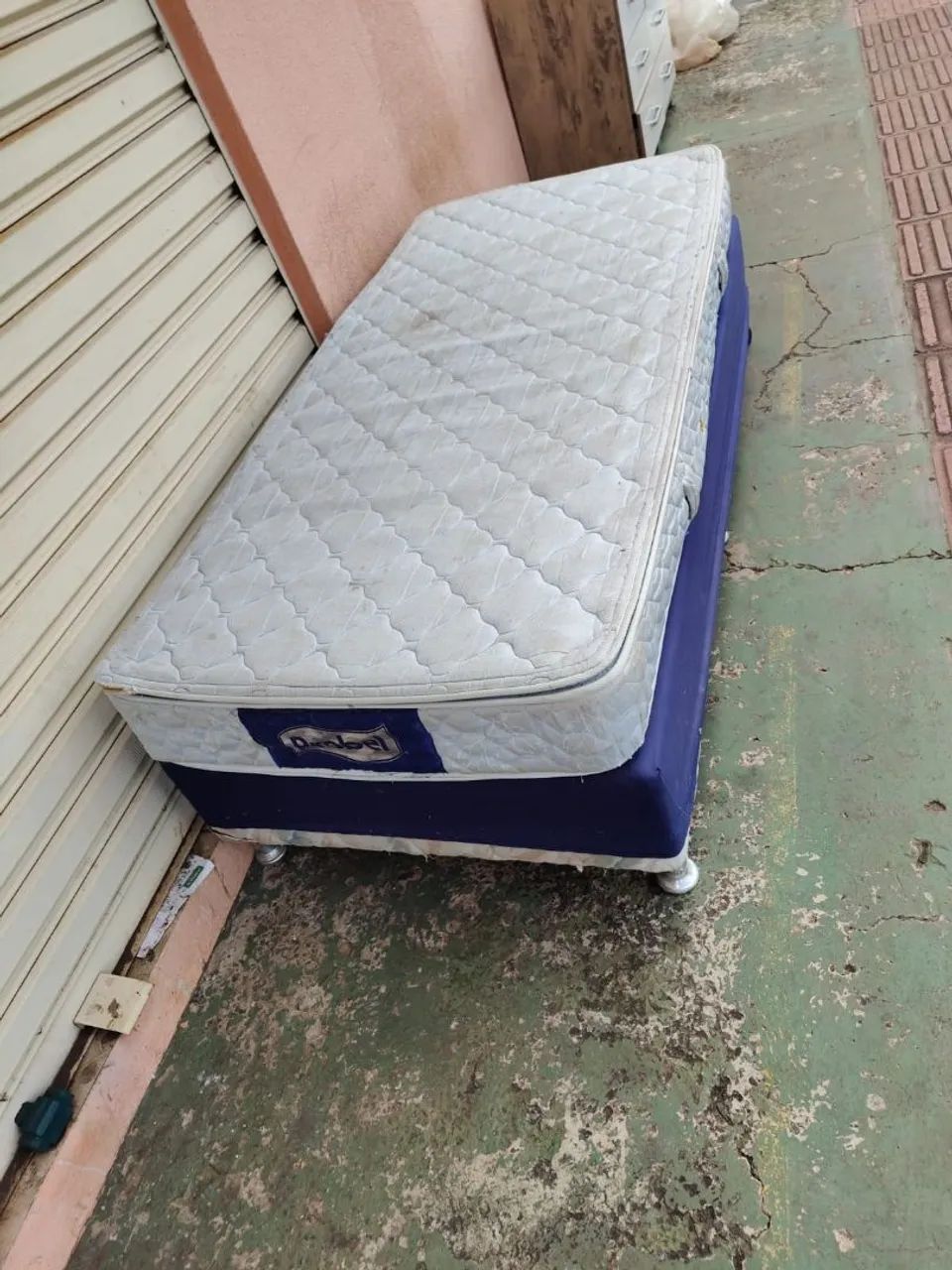 Cama box solteiro com colchão de molas usada ((ENTREGO GRATIS)) - Foto 2