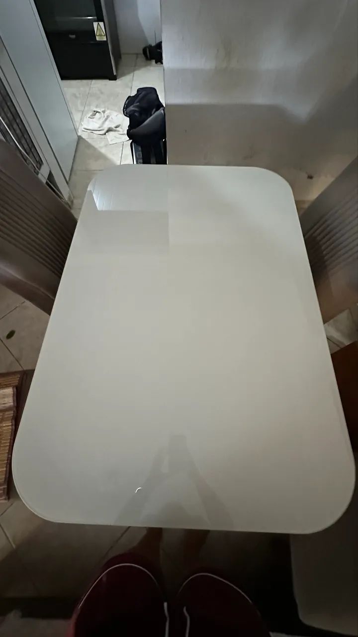 Mesa de jantar retangular branca com pés de madeira - Foto 4