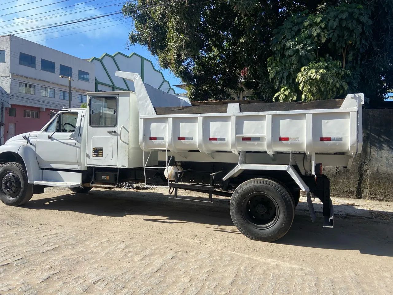Locação de Caminhão Caçamba Toco com Cabine Suplementar - Foto 2