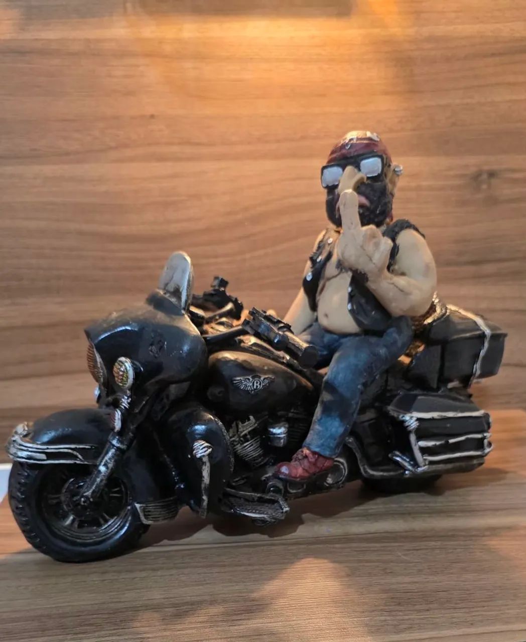 Motoqueiro em resina - Foto 3