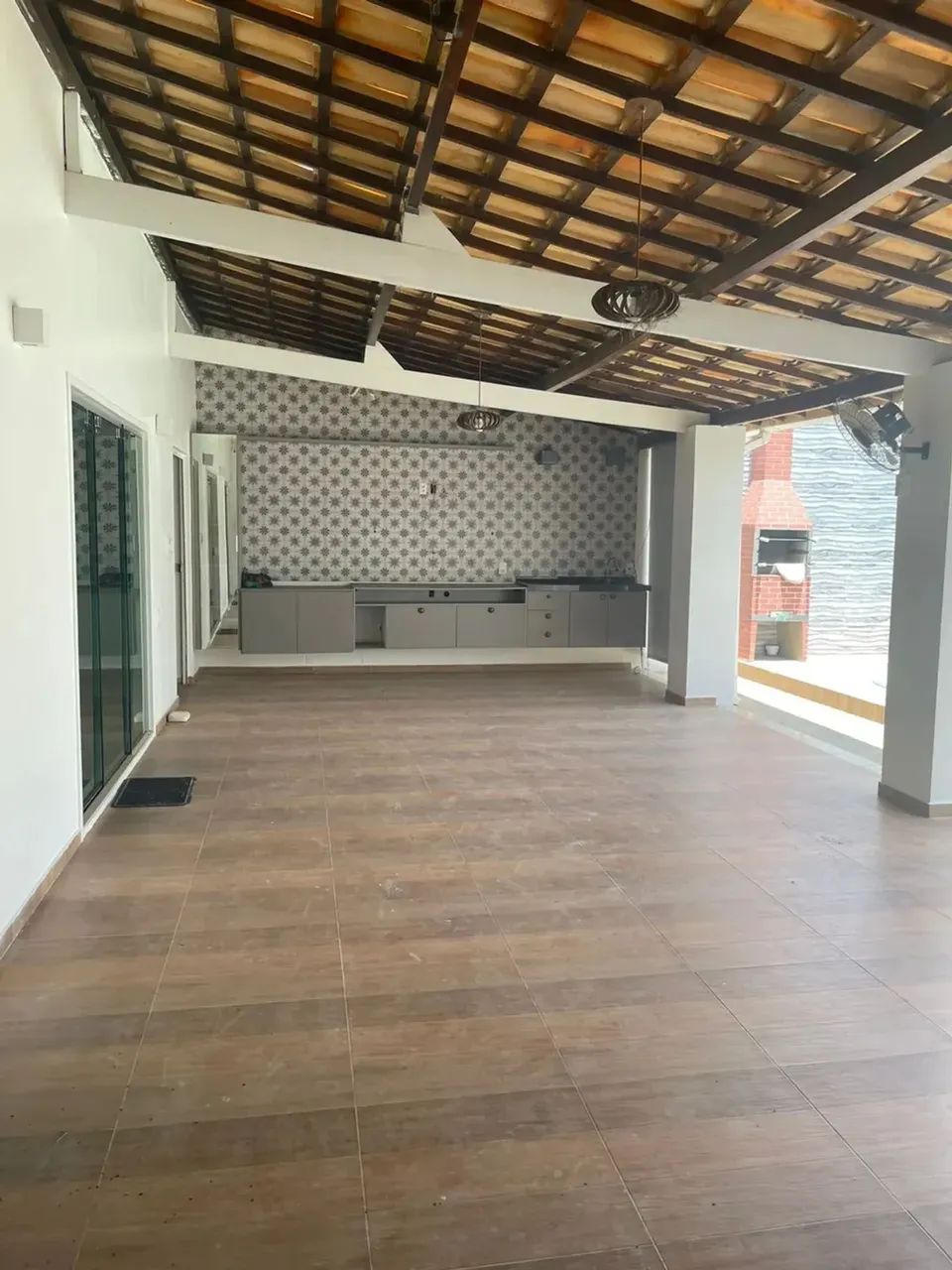 Imóvel para aluguel possui 200 metros quadrados com 3 quartos - Foto 2