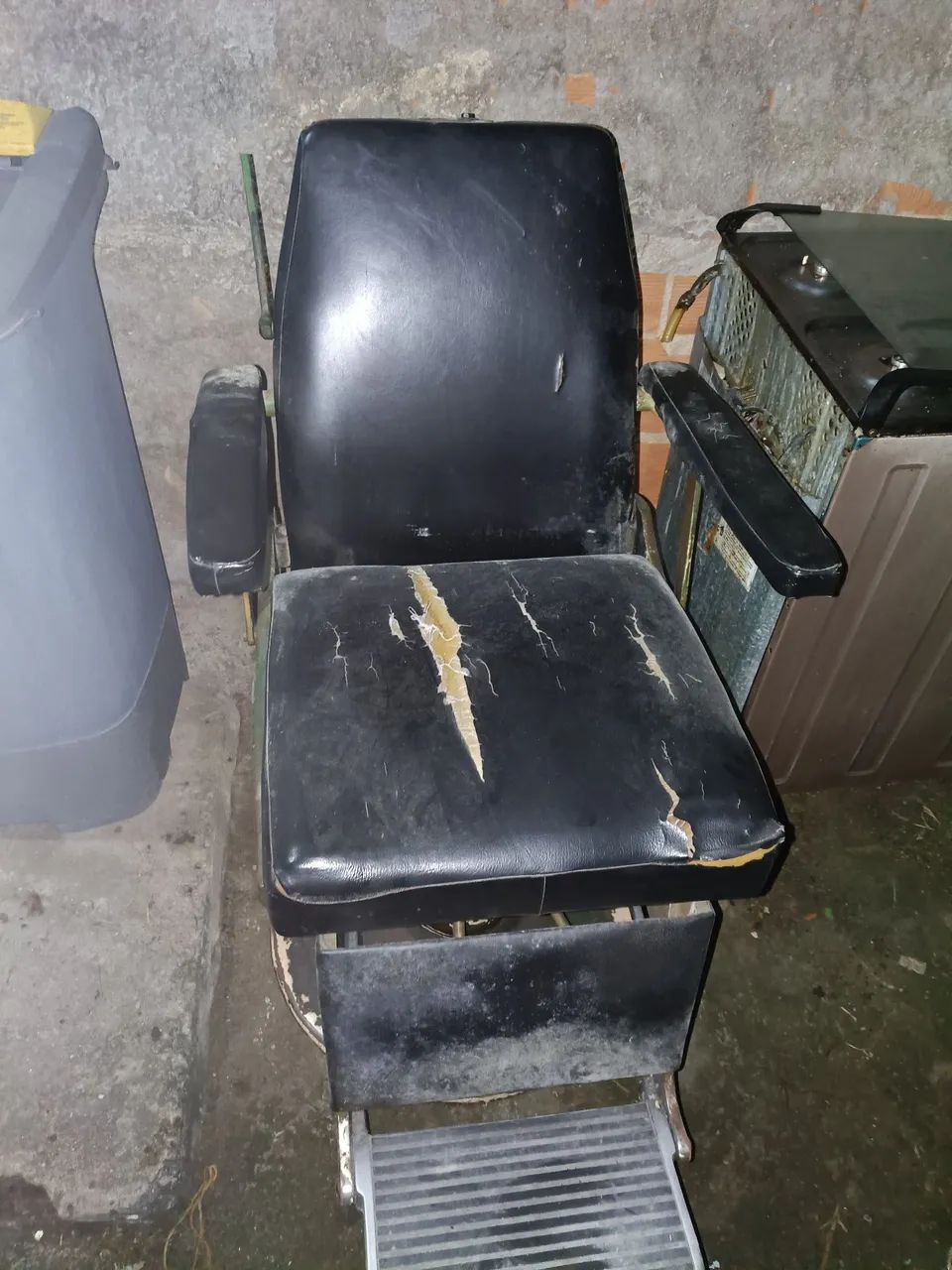 Cadeira antiga de barbearia precisa de reparos  - Foto 4