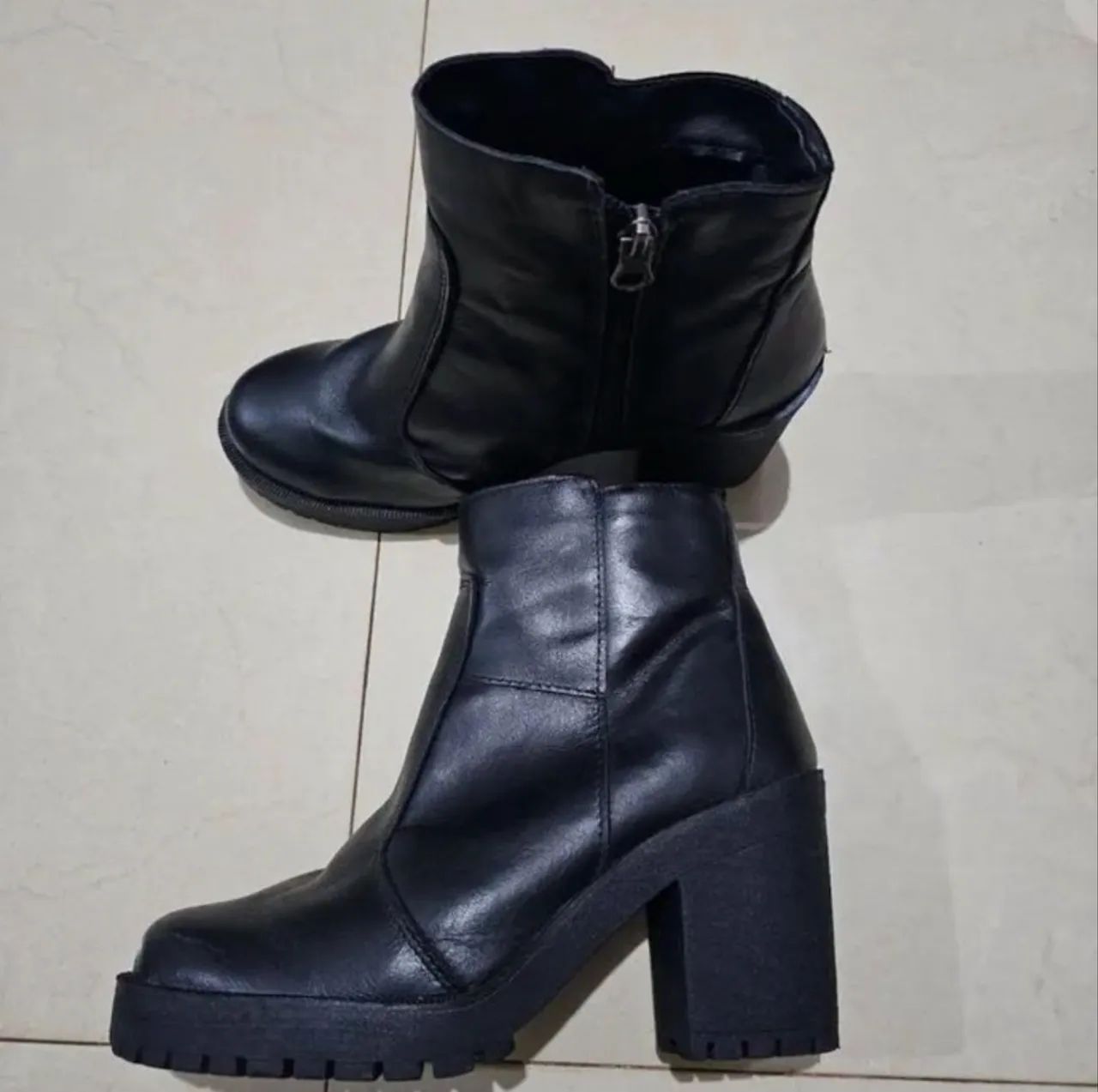 bota de couro legítimo tratorada cano curto preta 36 - Foto 3
