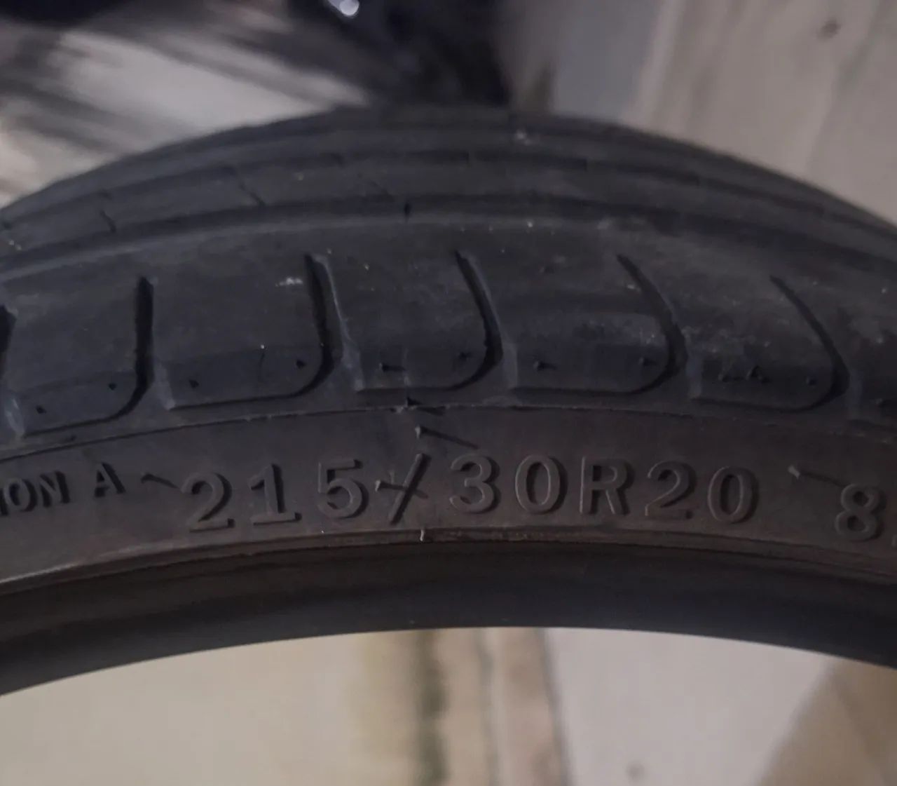 Pneus 215/30 R20