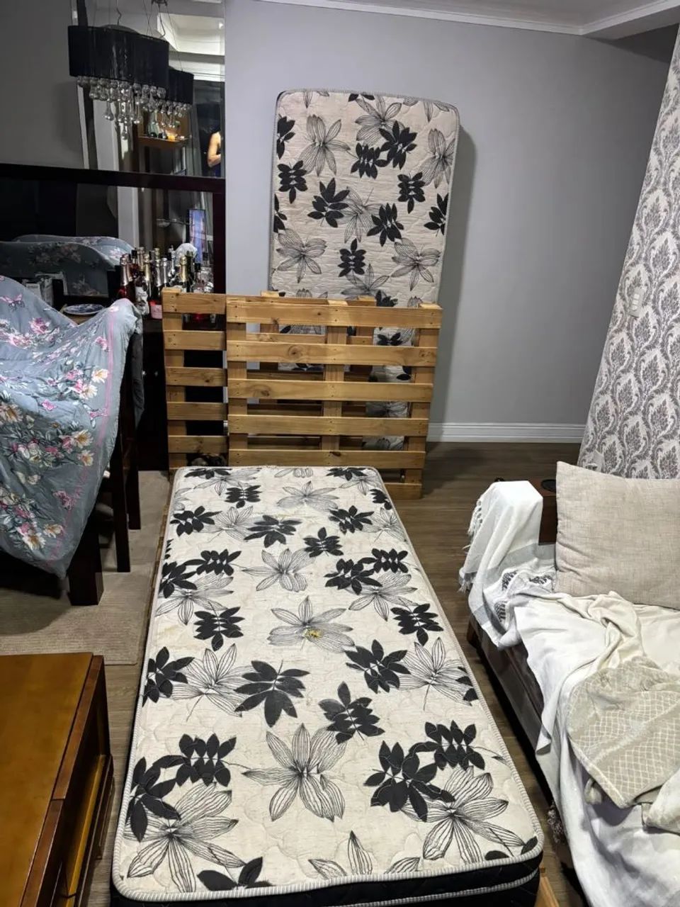 Cama de Pallets e colchão de solteiro - Foto 4