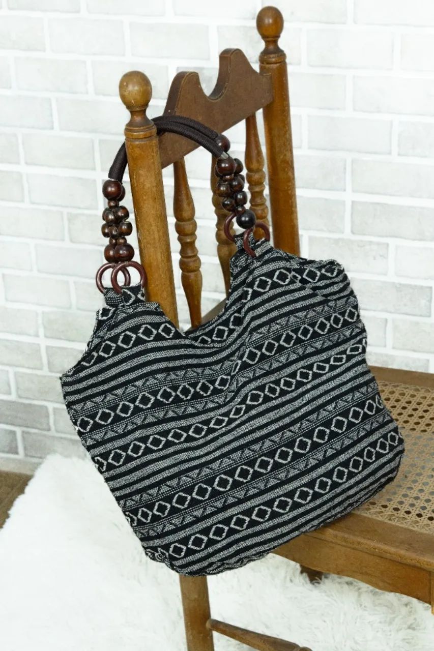 Bolsa grande tecido geométrica e miçangas