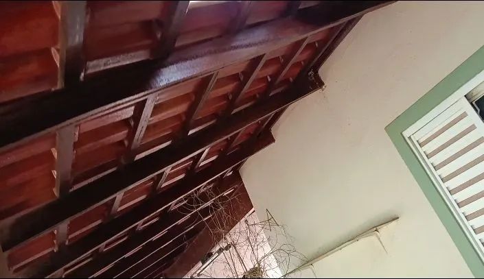 Varanda com telhas e madeiras novas  - Foto 3