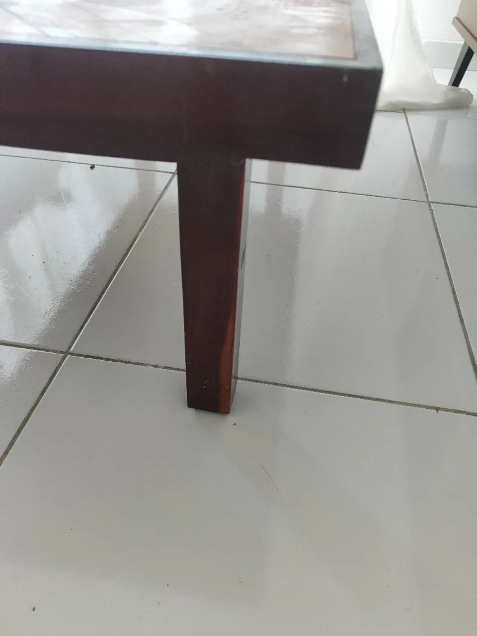 Mesa de Centro Antiga em Imbuia Maciça com Marchetaria - Foto 4