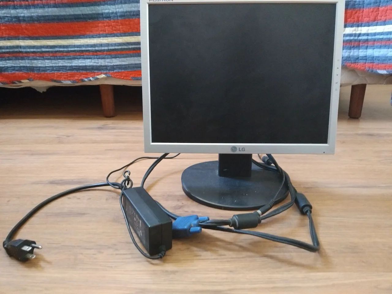 Monitor LG e teclado.