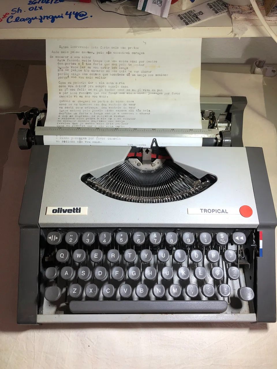 Máquina de escrever (datilografia) modelo Olivetti Tropical fabricado em 1990 