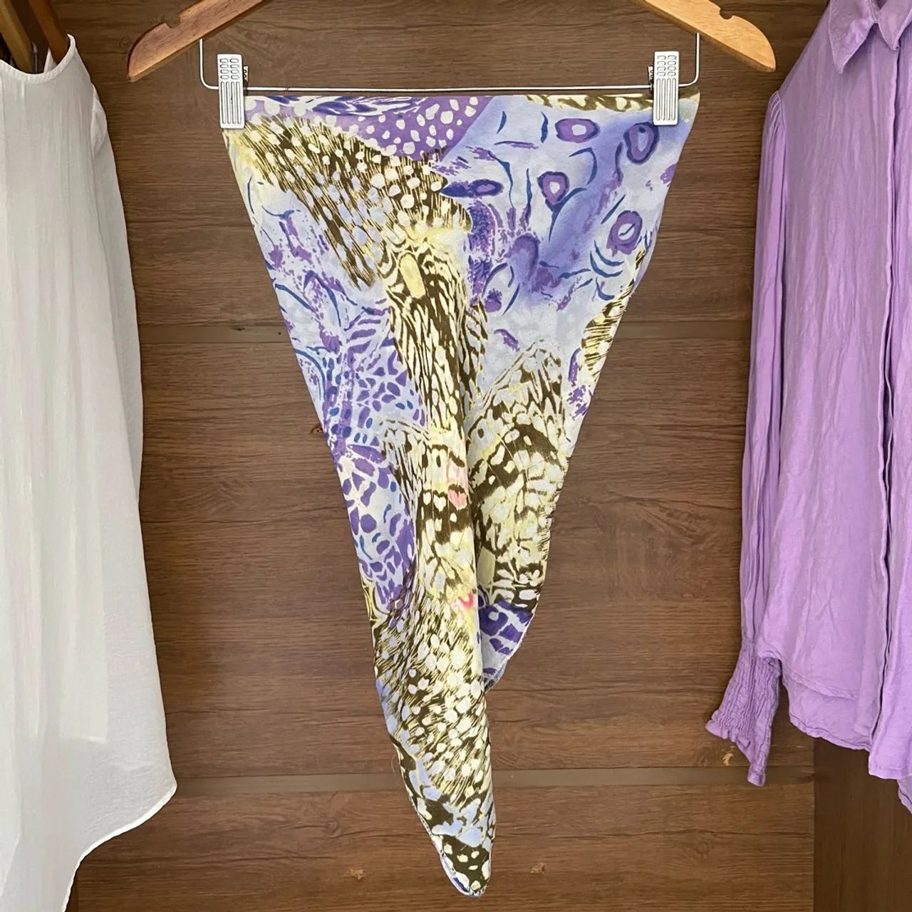 Kit com 3 blusas e 1 lenço - Foto 4