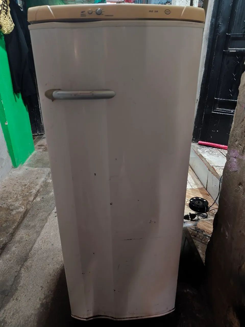 Vende se essa geladeira Eletrolux  - Foto 2