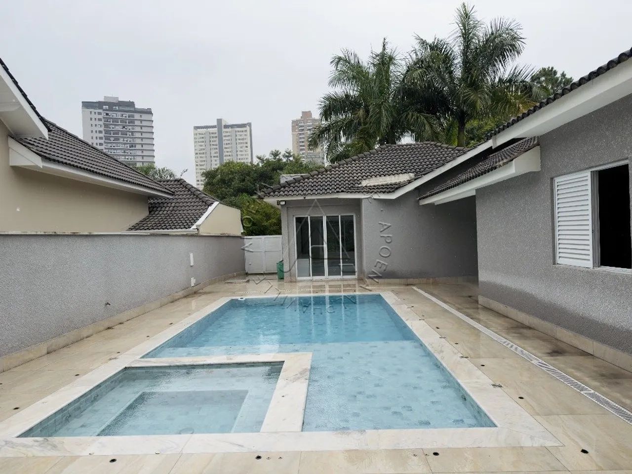 CASA TERREA A VENDA COM 3 SUÍTES NO TAMBORÉ