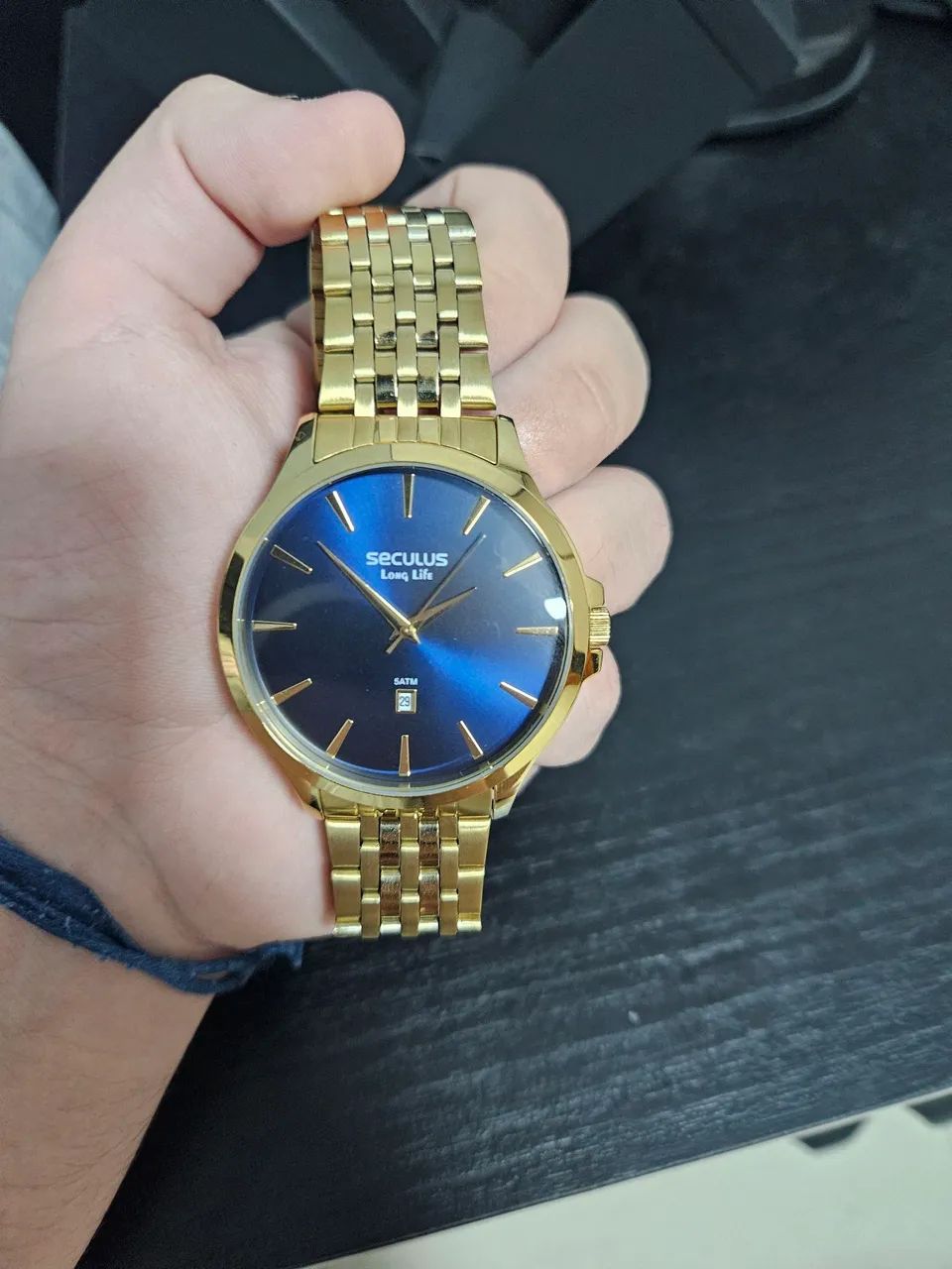 Relógio Secculus dourado com fundo azul - Foto 2