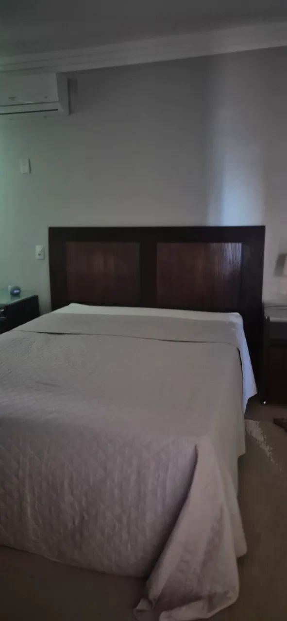 Jogo cama Queen com 02 mesas cabeceira madeira maciça