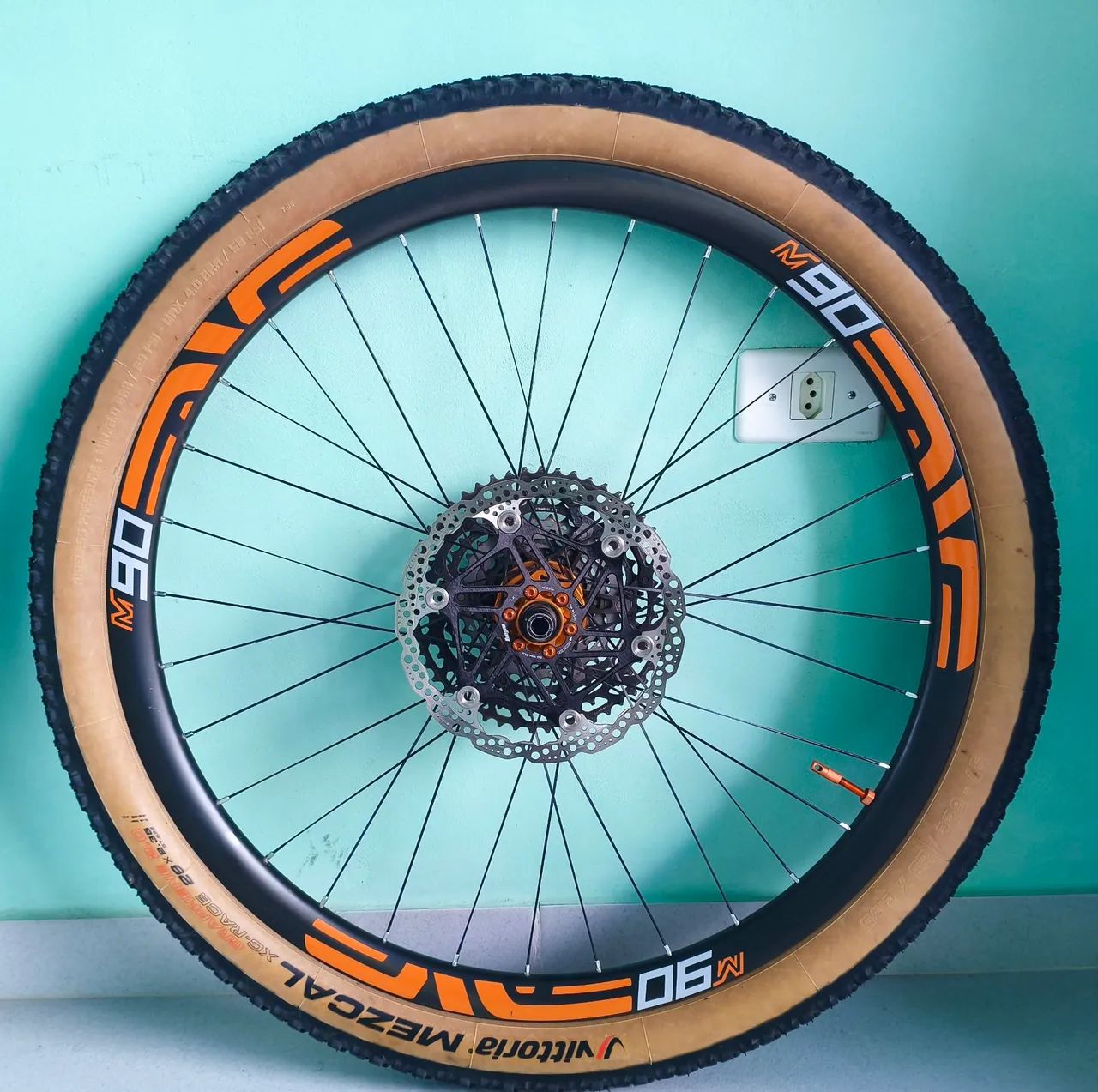 Par aros 29 carbono com pneus - Foto 3