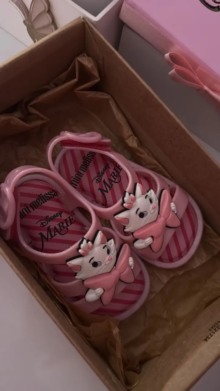 Mini Melissa na caixa nova bebê ! 