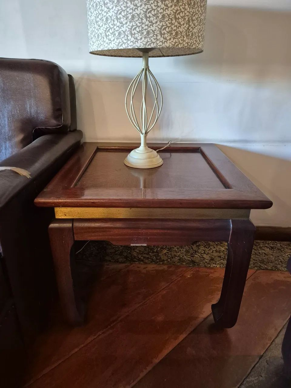 Mesa de canto em mogno maciço 