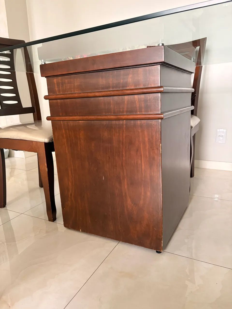 Mesa em madeira com tampo de vidro e 4 cadeiras  - Foto 3
