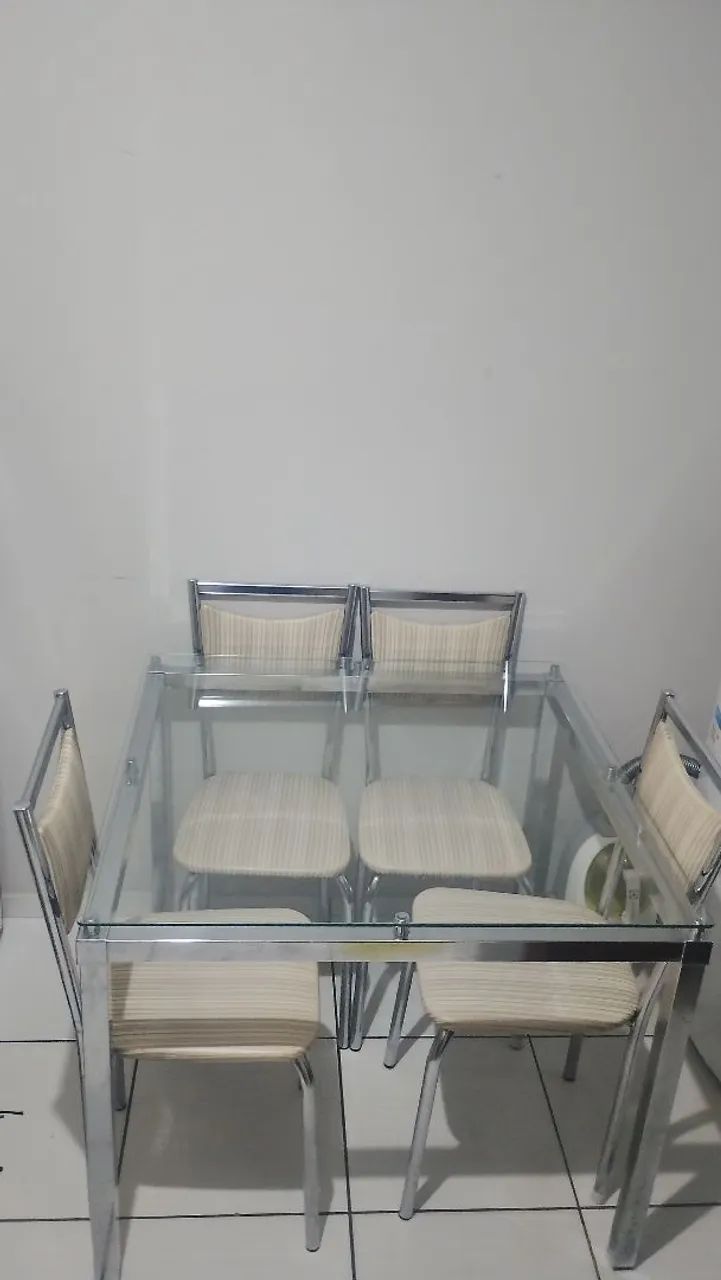 Conjunto Mesa de Vidro Cromada + 4 Cadeiras Estofadas - Foto 2